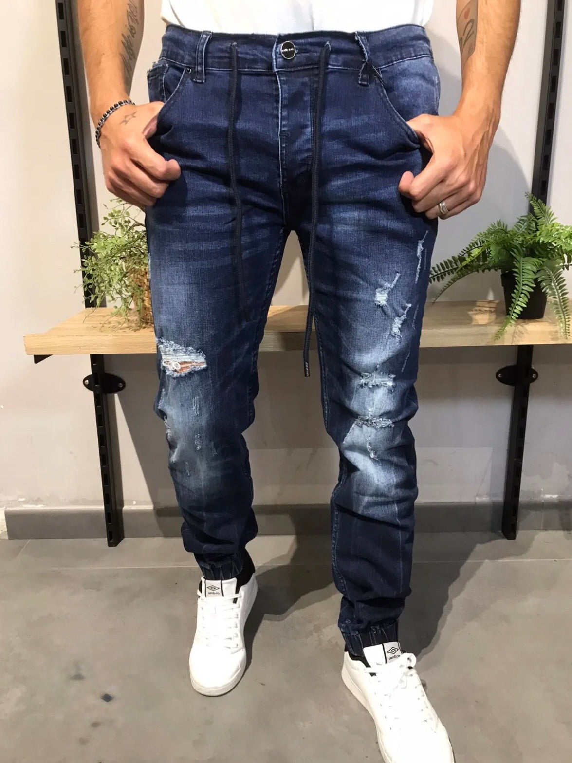 Τζιν Jogger με σκισίματα